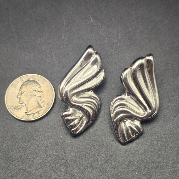 Silver Tone Rippled Ribbon Earrings Pierced Vintage Costume Jewelry - Picture 4 of 9